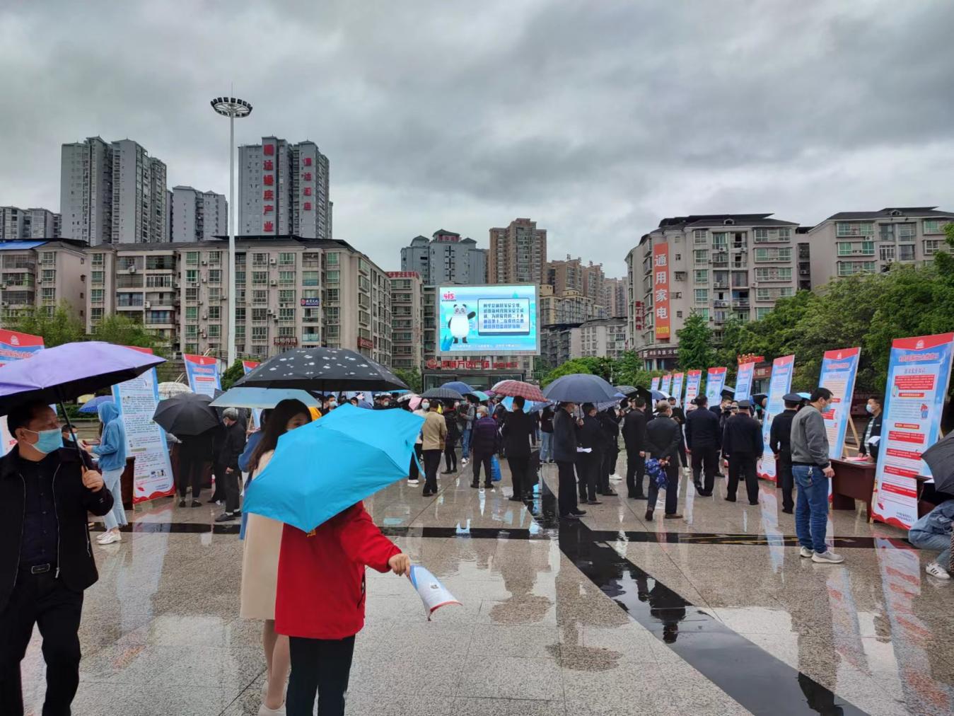 统筹传统安全和非传统安全,渠县退役军人事务局在万兴广场积极开展